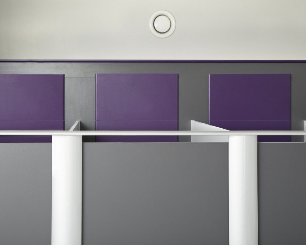 Huddersfield University Aero Pearl cubicle headrail with grey 'Welsh Slate' door and purple panels